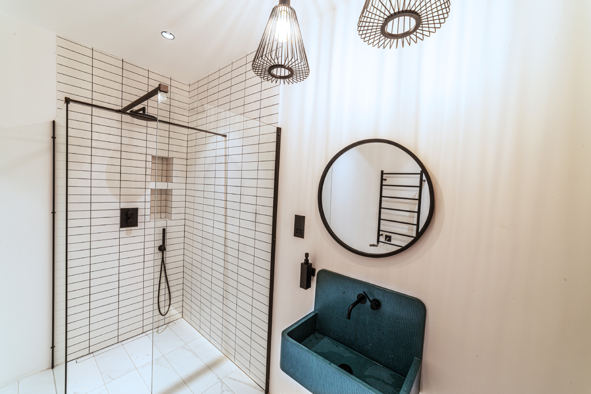 LXG-ATG-00-XX-PH-A-0019-Bathroom with Walk-in Shower