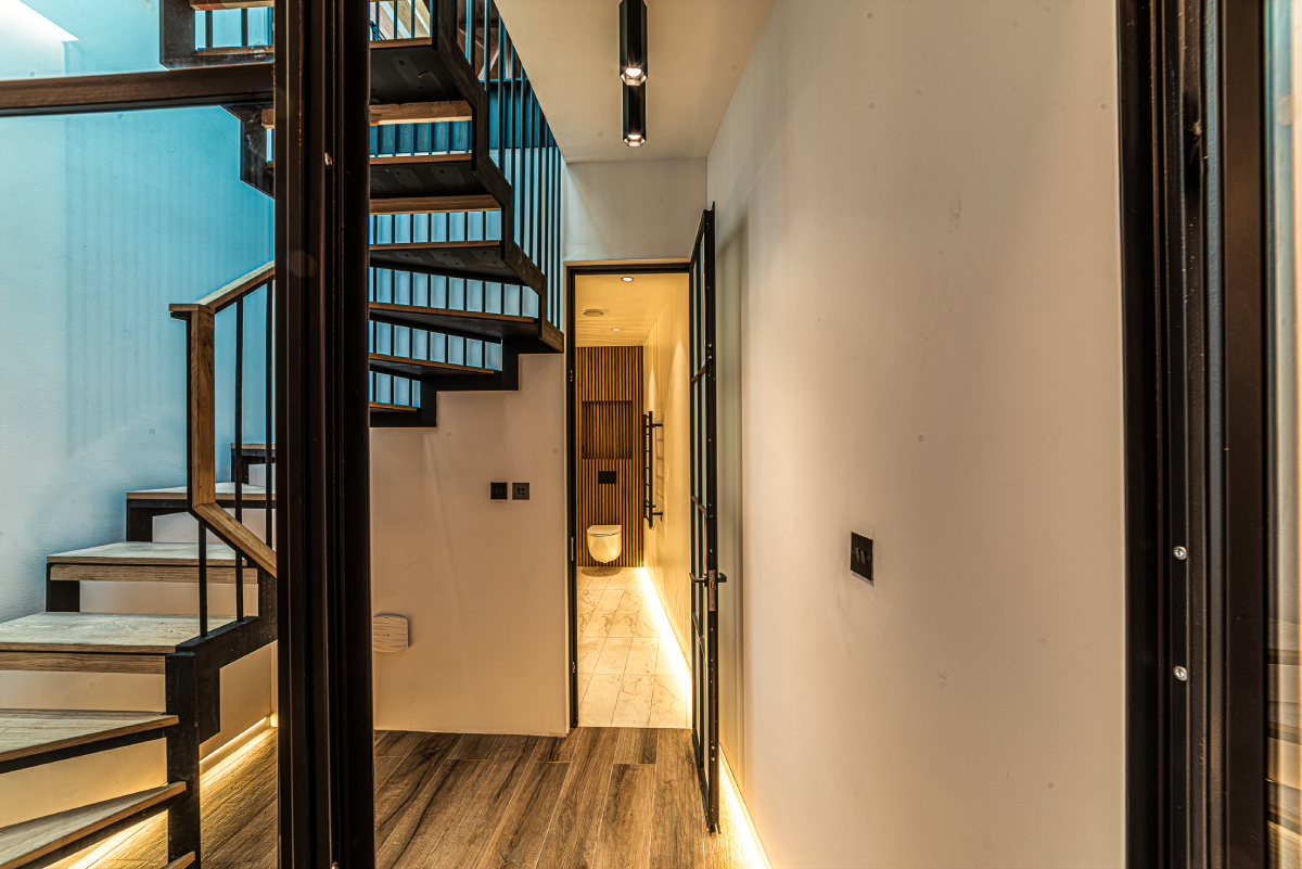 LXG-ATG-00-XX-PH-A-0038-Staircase and Bathroom view