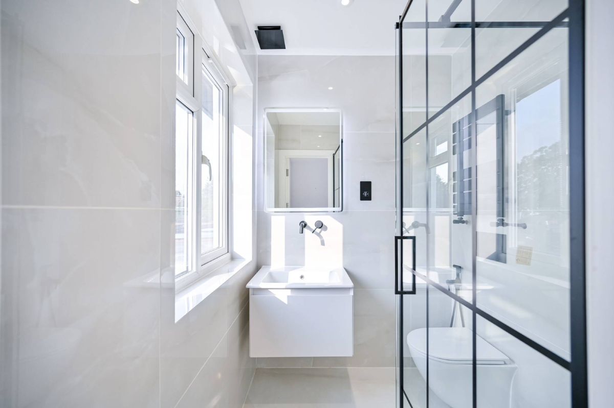 Master En-suite - Foxtons